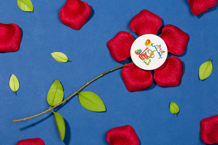 گلبرگ لمسی زرشکی